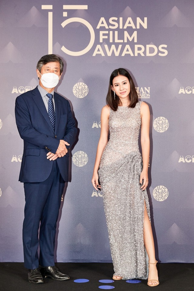 Shenina Cinnamon bersama Lee Yong-kwan (Direktur Festival BIFF) di Asian Film Awards (AFA) ke-15. Foto: Dok.BIFF