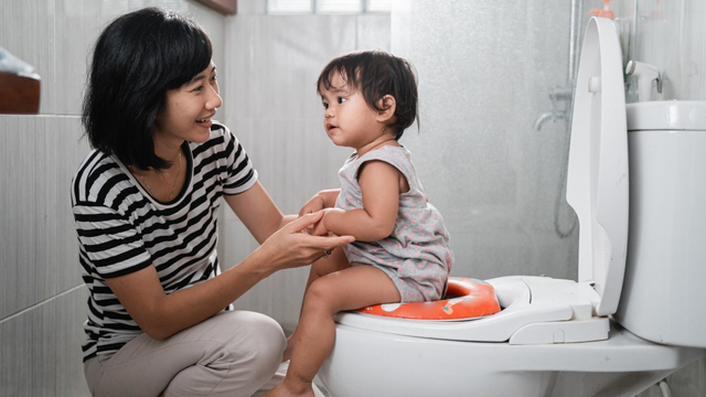 Tidak ada istilah terlalu dini untuk ajari anak BAB di toilet. Foto: Shutterstock