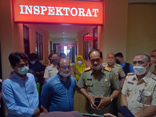 TP4D Bandar Lampung bersama manajemen dan kuasa hukum Bakso Sony saat diwawancarai awak media usai sepakat berdamai tanda tangan pakta integritas, Selasa (12/10) | Foto : Sidik Aryono/Lampung Geh