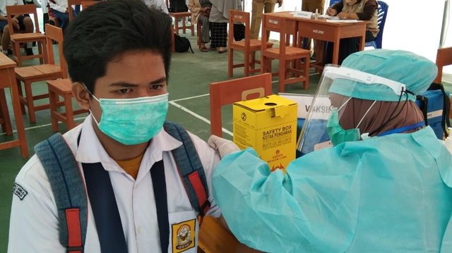 Vaksinasi bagi pelajar SMP di Kabupaten Mamuju, Sulawesi Barat. Foto: Awal Dion/SulbarKini