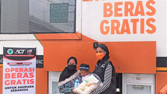 Nabila Abdat Ikut Operasi Beras Gratis Bersama Humanity Rice Truck (271664)