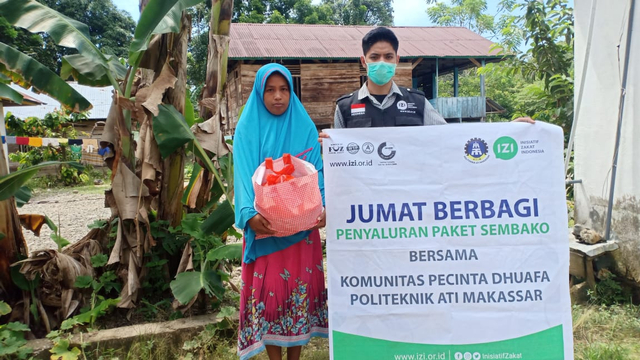 IZI Sulsel - Politeknik ATI Makassar Bagikan Sembako di Wilayah Bencana Luwu