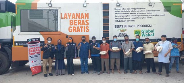Nabila Abdat Ikut Operasi Beras Gratis Bersama Humanity Rice Truck