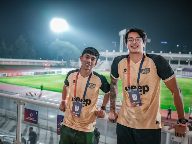 Kristian Liem dan Lucky Abdi memberikan dukungan langsung kepada Dewa United FC. Dok: Dewa United Surabaya