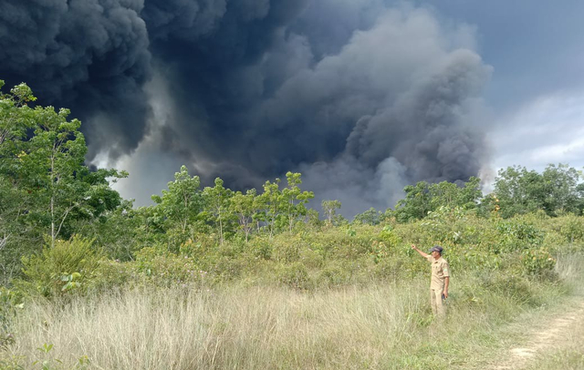 Kepulan asap tebal dari sumur minyak ilegal yang meledak dan terbakar di Muba. (foto: dok. Urban Id)