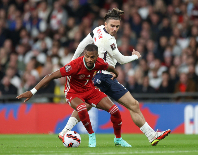 Pemain Hungaria Loic Nego duel dengan pemain Inggris Jack Grealish saat kualifikasi UEFA di Stadion Wembley, London, Inggris. Foto: Carl Recine/Reuters