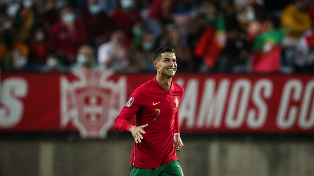 Pemain depan Portugal Cristiano Ronaldo melakukan selebrasi usai menjebol gawang Luksemburg saat kualifikasi Piala Dunia di Estadio Algarve di Loule,Faro, Portugal. Foto: Carlos Costa/AFP