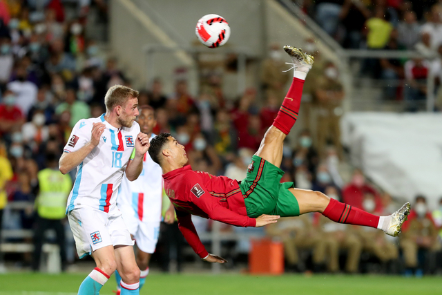Pemain Portugal Cristiano Ronaldo melakukan salto saat melawan Luksemburg pada kualifikasi Piala Dunia di Estadio Algarve di Loule,Faro, Portugal. Foto: Pedro Fiaza/NurPhoto via Reuters