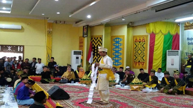PIDATO Ustad Abdul Somad (UAS) saat ditabalkan sebagai Daruk Seri Ulama Setia Negara oleh LAM Riau, 20 Februari 2018 silam. 