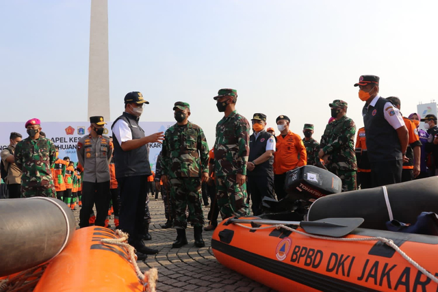 Gubernur DKI Jakarta, Anies Baswedan Pimpin Apel Kesiapsiagaan Menghadapi Musim Hujan di Monumen Nasional (Monas), Rabu (13/11). Foto: Dok: Pemprov DKI Jakarta