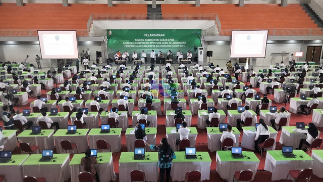 Pelaksanaa Seleksi Kompetensi Dasar (SKD) CPNS dan Calon PPPK di lingkungan Pemkab Bojonegoro tahun 2021, di GOR Dabonsia, di Desa Ngumpakdalem, Kecamatan Dander, Bojonegoro. (foto: Dan/beritabojonegoro)