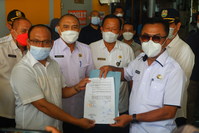 Penyerahan berita acara pembukaan segel gerai Bakso Sony oleh TP4D kepada kuasa hukum Bakso Sony, Rabu (13/10) | Foto : Sidik Aryono/Lampung Geh