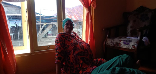 Rusmina Abdullah, saat ini sangat membutuhkan bantuan pengobatan. Foto: Olis Djilfikar/cermat