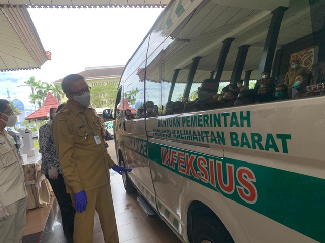 Gubernur Sutarmidji saat menyerahkan bantuan ambulan infeksius COVID-19 untuk Kabupaten Kota di Kalbar. Foto: Teri/Hi!Pontianak 