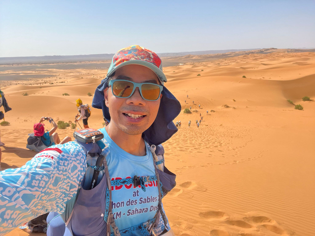 Omar Agoes, Orang Indonesia pertama yang mengikuti dan menyelesaikan lomba Ultramarathon (Marathon des Sables 2021) lebih dari 250 km di Gurun Sahara, Maroko. Foto: Dok Pribadi Omar Agoes