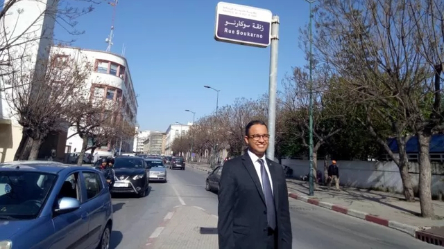 Gubernur DKI Jakarta Anies Baswedan berfoto di Rue Soukarno (Jalan Soekarno) di Rabat saat kunjungan kerja ke Maroko pada 18 April 2018. Foto: Susylo Asmalyah/ANTARA