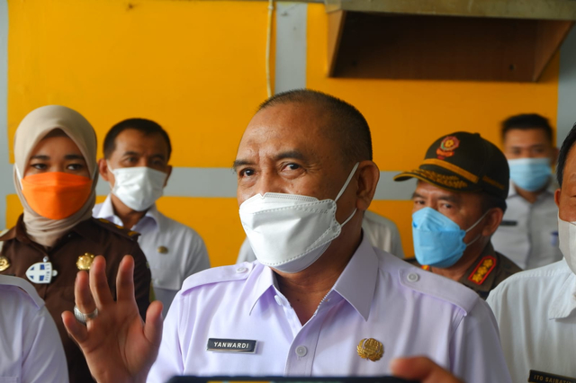 Kepala BPPRD Kota Bandar Lampung, Yanwardi saat diwawancarai awak media, Rabu (13/10) | Foto : Sidik Aryono/ Lampung Geh