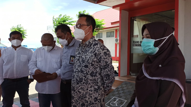 Komisioner Komnas HAM Beka Ulung Hapsara (batik) yang turut didampingi istri Saiful Mahdi memberikan keterangan pers usai mengunjungi Saiful Mahdi di Lapas Kelas IIA Banda Aceh, Rabu (13/10). Foto: Husaini/acekini 