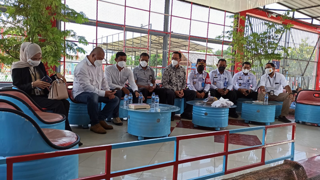 Kunjangan Komisioner Komnas HAM bersama Direktur LBH Banda Aceh dan Direktur SAFEnet yang ditemani Kepala Lapas Kelas IIA Banda Aceh usai bertemu dengan Saiful Mahdi, Rabu (13/10). Foto: Husaini/acekini