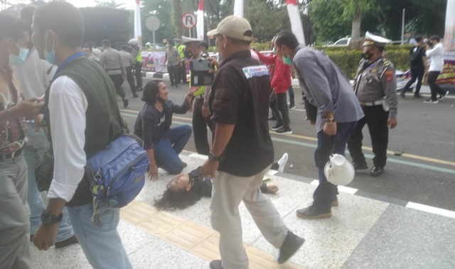 Demonstrasi sejumlah mahasiswa di tengah perayaan HUT ke-389 Kabupaten Tangerang di kawasan Pusat Pemerintahan Kabupaten Tangerang, Tigaraksa, diwarnai kericuhan, Rabu, (13/10).  Foto: Dok. Istimewa