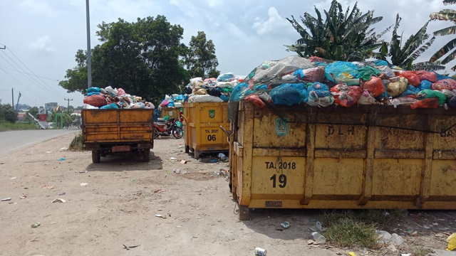 Sampah di bin kontainer di TPS wilayah Sagulung. Foto: Rega/kepripedia.com