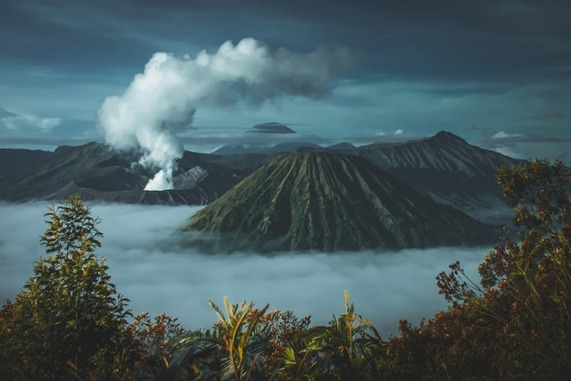 Ilustrasi gunung berapi di Indonesia. Foto: dok. https://unsplash.com/