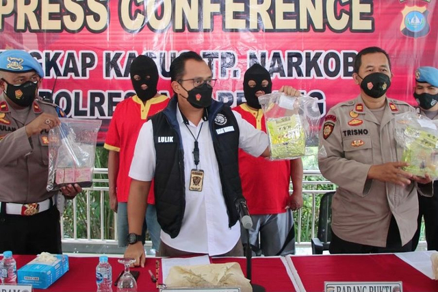 Kasat Resnarkoba Polresta Barelang saat menujukan barang bukti dua pelaku narkoba. Foto: Istimewa