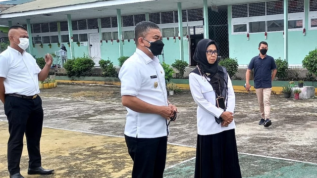 Wali Kota Palu Hadianto saat kunjungi salah satu sekolah SMP di Palu, untuk memastikan kesiapan sekolah melakukan pembelajaran tatap muka. Foto: Humas Pemkot Palu