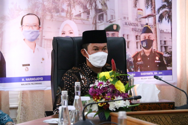 Wali Kota Palembang, Harnojoyo, menghadiri kegiatan bersama Kementerian Pemberdayaan Perempuan dan Perlindungan Anak (PPPA) Republik Indonesia (RI) melalui virtual meeting di Rumah Dinas Walikota. Foto: Istimewa