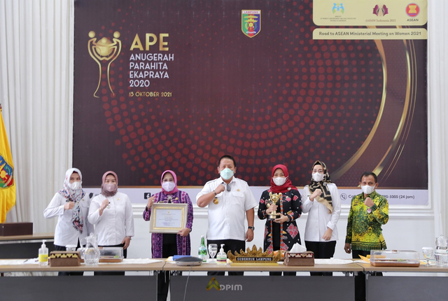 Pemerintah Provinsi Lampung menerima penghargaan pengarusutamaan gender dari Kementerian PPPA, Rabu (13/10) | Foto : Ist