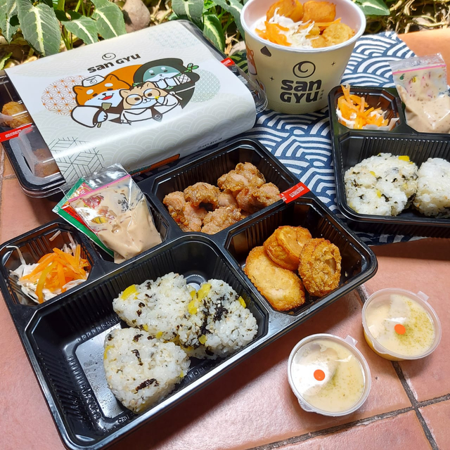 Premium Onigiri Bento, Favorite Bento, dan Agemono Set ala San Gyu Foto: Azalia Amadea/Kumparan