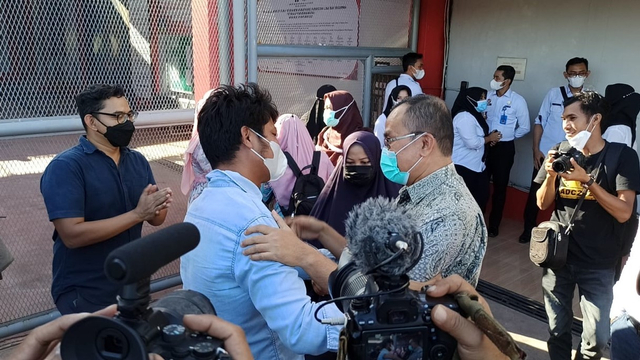 Saiful Mahdi disambut kolega dan mahasiswanya begitu bebas dari penjara, Rabu (13/10), usai mendapat amnesti dari Presiden Joko Widodo atas persetujuan DPR RI. Foto: Husaini/acehkini