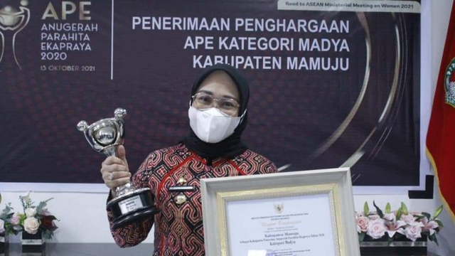 Bupati Mamuju Sitti Sutinah Suhardi menerima penghargaan Anugerah Parahita Ekapraya (APE) kategori Madya. Foto: Dok. Humas Pemkab Mamuju