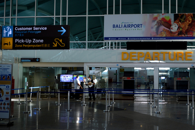 Petugas berada di area Terminal Internasional menjelang pembukaan kembali penerbangan internasional di Bandara Internasional I Gusti Ngurah Rai, Badung, Bali, Rabu (13/10/2021). Foto: Fikri Yusuf/Antara Foto