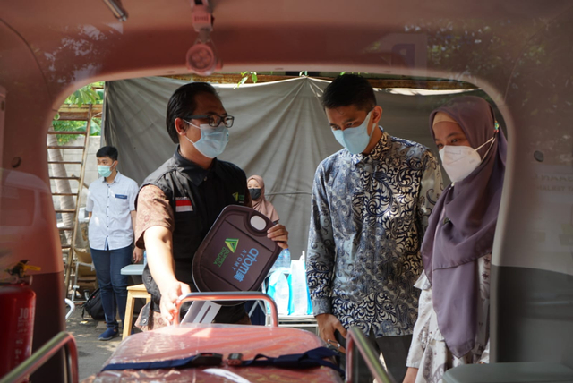 PT Atomy Indonesia bersama Dompet Dhuafa meninjau langsung keadaan mobil ambulans untuk siap digunakan dalam meningkatkan layanan kesehatan masyarakat di Banten. (Rabu, 13/10). Dok. Dompet Dhuafa.