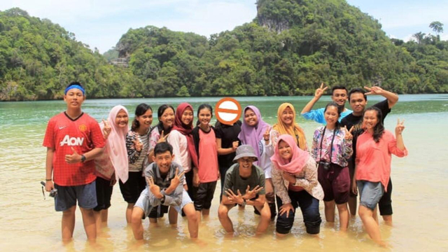 Wisatawan di Pulau Sempu Malang. Dokumentasi Pribadi.