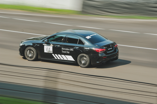 kumparan Test Drive: Menggeber Mercedes-AMG Pertama yang Dirakit di Indonesia (705897)
