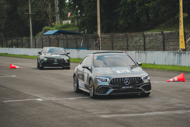 kumparan Test Drive: Menggeber Mercedes-AMG Pertama yang Dirakit di Indonesia (705898)