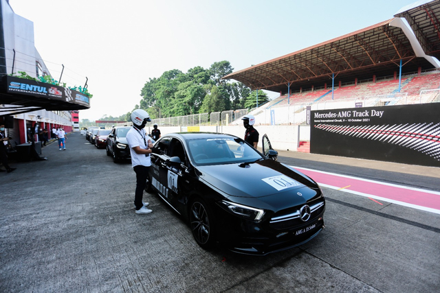 kumparan Test Drive: Menggeber Mercedes-AMG Pertama yang Dirakit di Indonesia (705899)