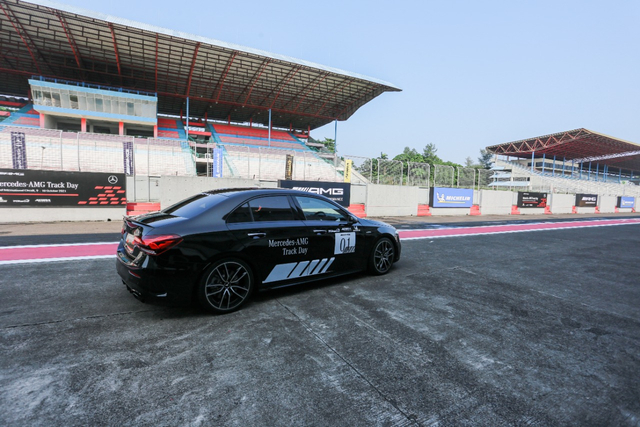 kumparan Test Drive: Menggeber Mercedes-AMG Pertama yang Dirakit di Indonesia (705900)