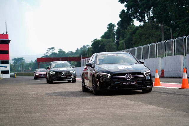 kumparan Test Drive: Menggeber Mercedes-AMG Pertama yang Dirakit di Indonesia (705901)