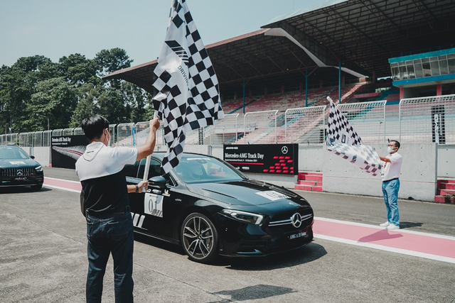 kumparan Test Drive: Menggeber Mercedes-AMG Pertama yang Dirakit di Indonesia (705896)