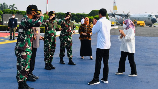 Presiden Joko Widodo didampingi Ibu Negara Iriana Jokowi saat akan berangkat kunjungan kerja ke Provinsi Nusa Tenggara Timur, di Bandara Halim Perdanakusuma, Jakarta, Kamis (14/10). Foto: Laily Rachev/Biro Pers Sekretariat Presiden