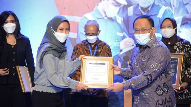 Kementerian Pariwisata dan Ekonomi Kreatif (Kemenparekraf) menyerahkan sertifikat CHSE untuk 5 pelaku usaha pariwisata di Yogyakarta. Foto: istimewa.