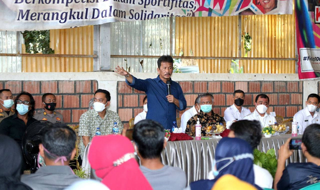 Wali Kota Batam, Muhammad Rudi saat pertemuan dengan para pedagang di GOR Perumahan Citra Mas, Rabu (13/10/2021). (Foto: ist)