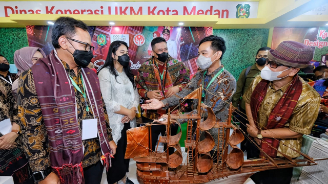 Wali Kota Solo Gibran Rakabuming bertemu dengan Wali Kota Medan Bobby Nasution dan istrinya, Kahiyang Ayu dalam acara APEKSI di Yogyakarta. FOTO: Istimewa