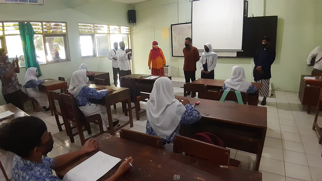 Siswa Positif Corona Ptm Di Smp N 2 Panggang Gunungkidul Dihentikan Kumparan Com<script async src=