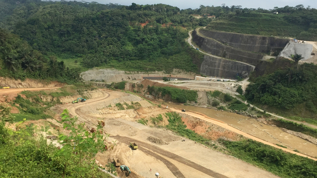 Progres pembangunan Bendungan Leuwikeris Tasikmalaya, Rabu (13/10).
 Foto: Muhammad Darisman/kumparan