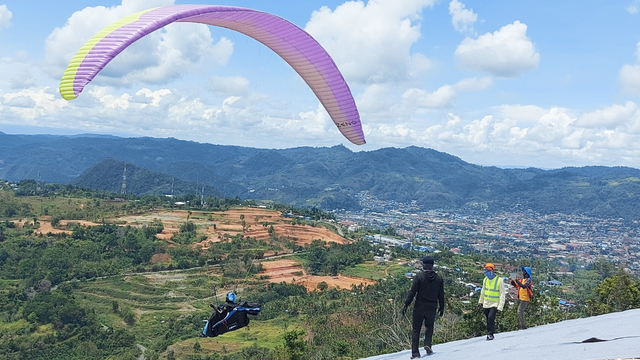 Tengok Keindahan Kota Jayapura dari Venue Paralayang PON Papua (52309)