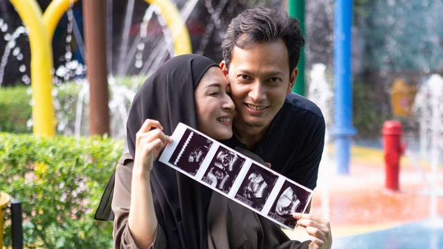 Fedi Nuril dan istrinya saat hamil anak ketiga. Foto: Instagram/@fedinuril